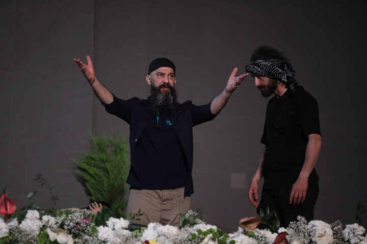 اجرای نمایش «به سمت نور» در تجمع بزرگ امام رضایی در میدان انقلاب اسلامی