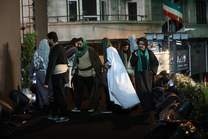 اجرای نمایش «به سمت نور» در تجمع بزرگ امام رضایی در میدان انقلاب اسلامی