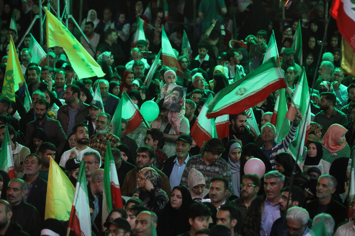 اجرای نمایش «به سمت نور» در تجمع بزرگ امام رضایی در میدان انقلاب اسلامی