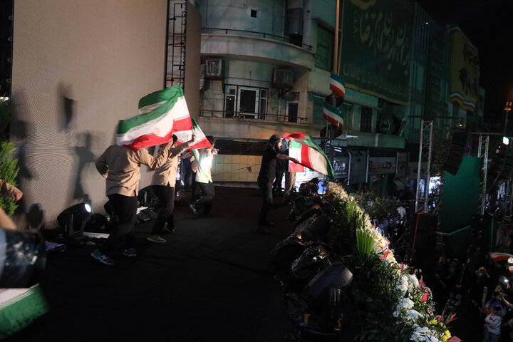 اجرای نمایش «به سمت نور» در تجمع بزرگ امام رضایی در میدان انقلاب اسلامی