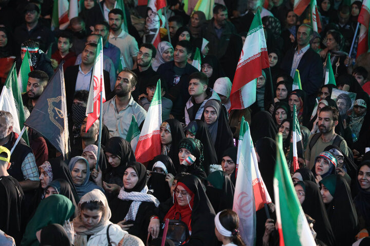 اجرای نمایش «به سمت نور» در تجمع بزرگ امام رضایی در میدان انقلاب اسلامی