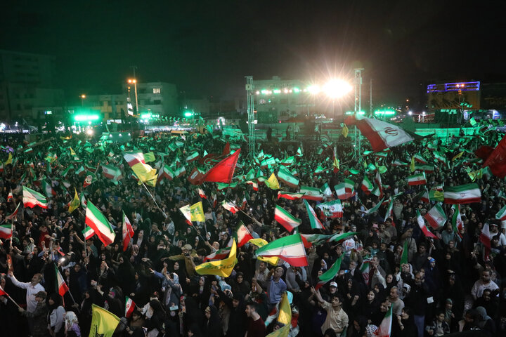 اجرای نمایش «به سمت نور» در تجمع بزرگ امام رضایی در میدان انقلاب اسلامی