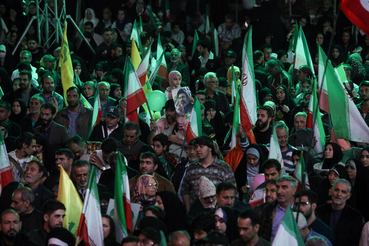 اجرای نمایش «به سمت نور» در تجمع بزرگ امام رضایی در میدان انقلاب اسلامی