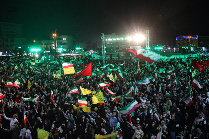 اجرای نمایش «به سمت نور» در تجمع بزرگ امام رضایی در میدان انقلاب اسلامی