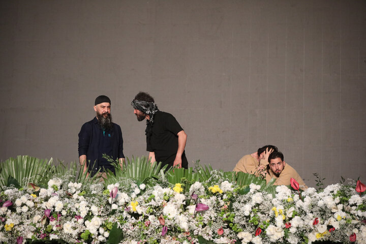 اجرای نمایش «به سمت نور» در تجمع بزرگ امام رضایی در میدان انقلاب اسلامی