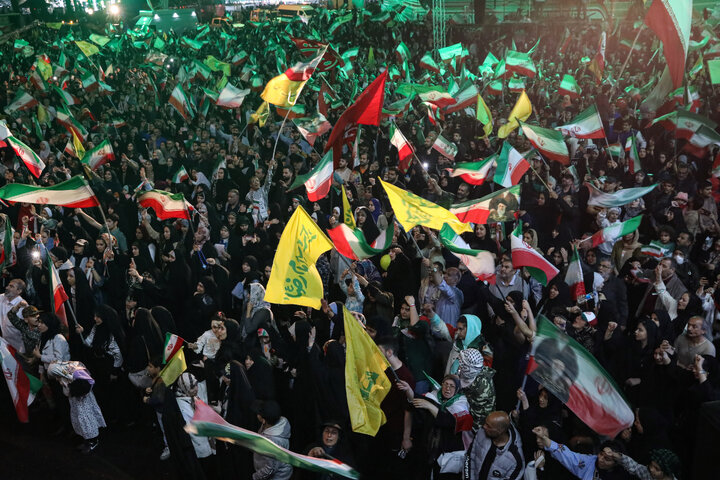 اجرای نمایش «به سمت نور» در تجمع بزرگ امام رضایی در میدان انقلاب اسلامی