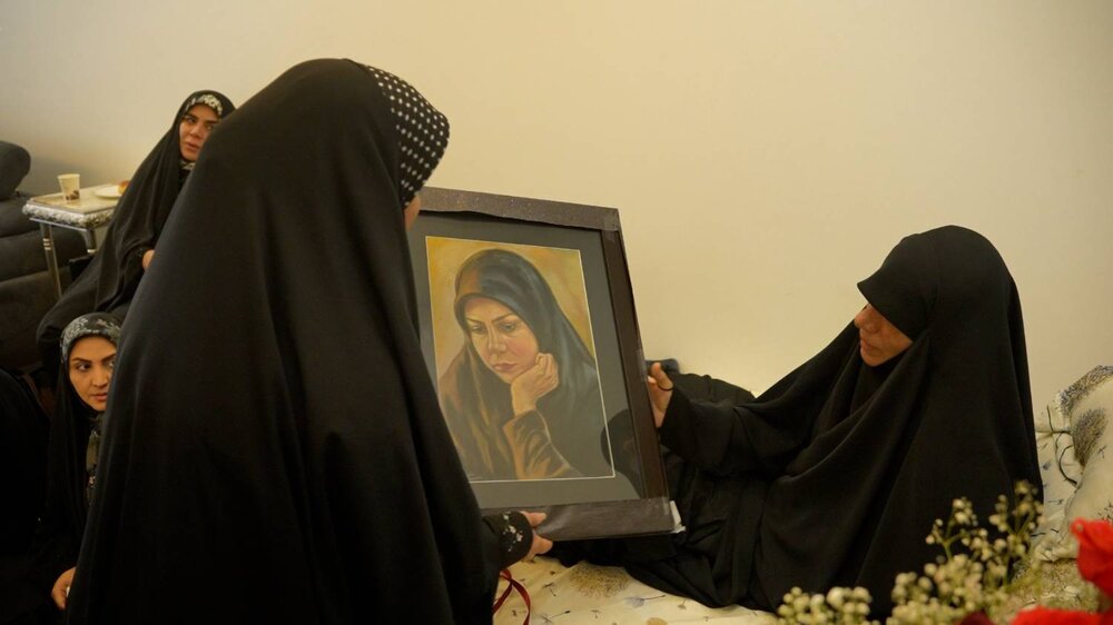 دیدار شاعران و نویسندگان حوزه هنری با خانواده شهید هنرمند فاطمه سادات میر