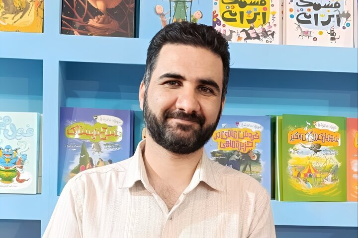 نویسندگان با نقد آثارشان رشد می‌کنند