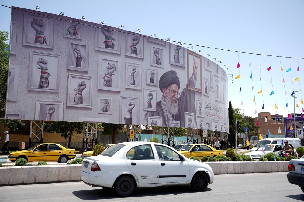 مشت‌های گره‌کرده از تهران به کرمان رسید