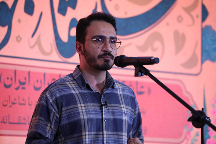 «عصر شعر عاشقانه بخوان» در باغ کتاب برگزار شد
