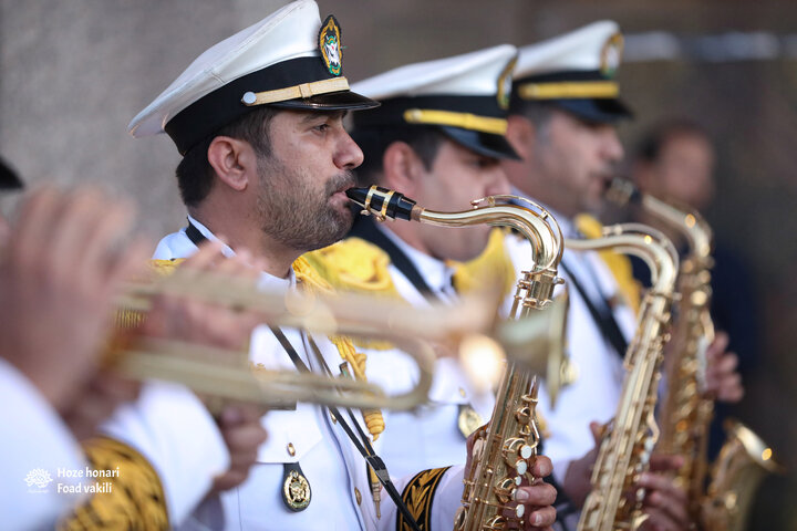 «ذرات آشوب» در حضور برخی از بازماندگان ناو «دنا» و خانواده شهدا روی صحنه رفت