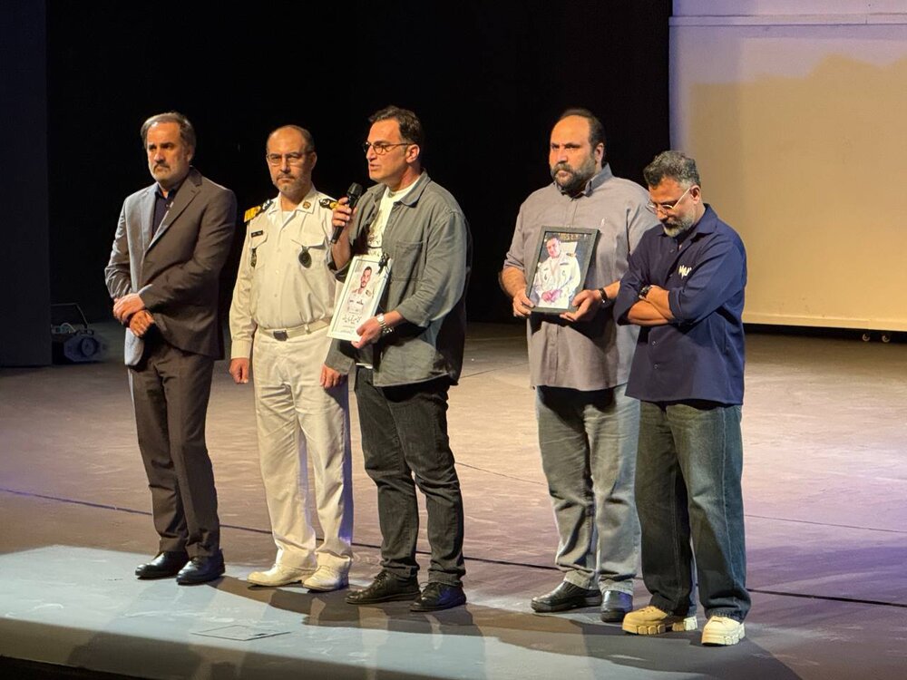 تقدیر از خانواده شهدای ناوشکن دنا و جماران در افتتاحیه «ذرات آشوب»/ یاد جوانان مظلوم ناو دنا و جماران در تاریخ ایران فراموش نمیشود