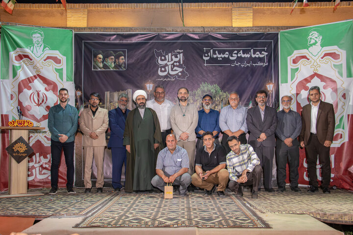 پنجاه‌وپنجمین محفل طنز «قندشکن» در یزد برگزار شد