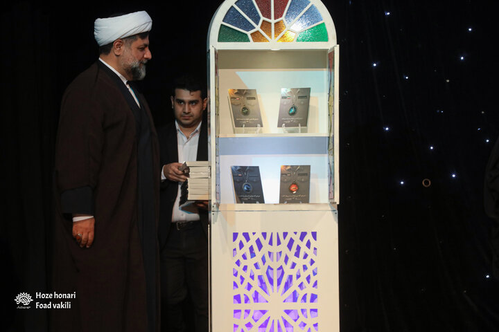 رونمایی از مجموعه «آسمان دارها»