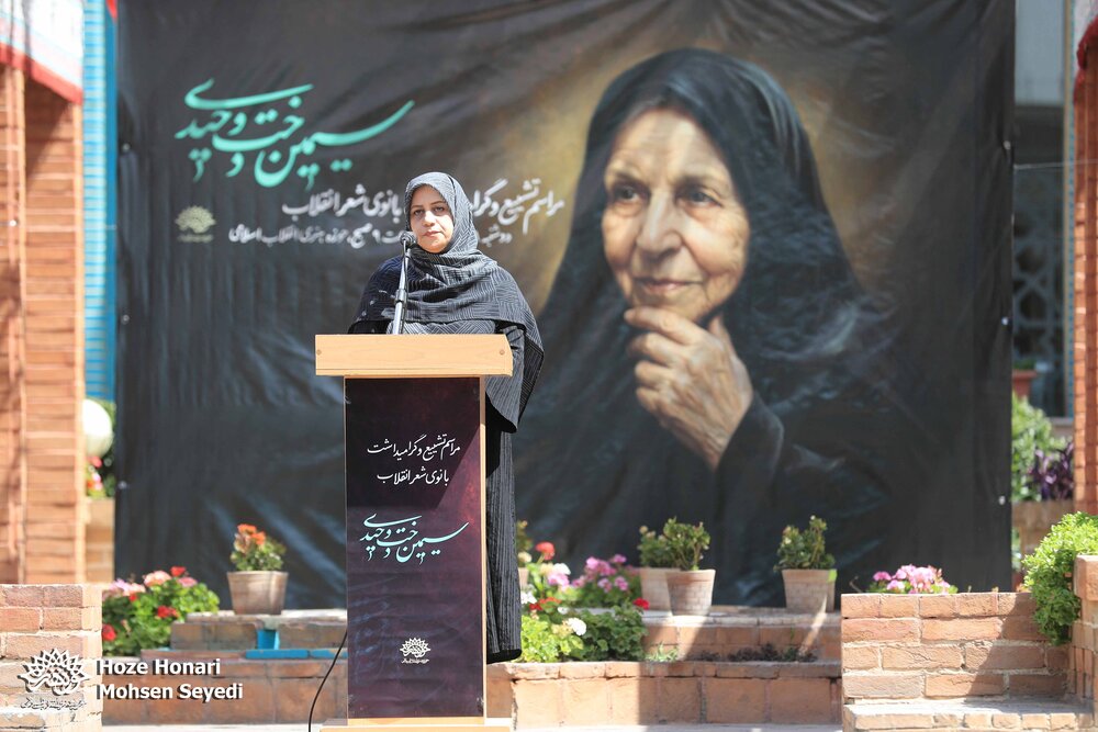 سیمین‌دخت وحیدی، شاعر انقلابی جهادگر بود