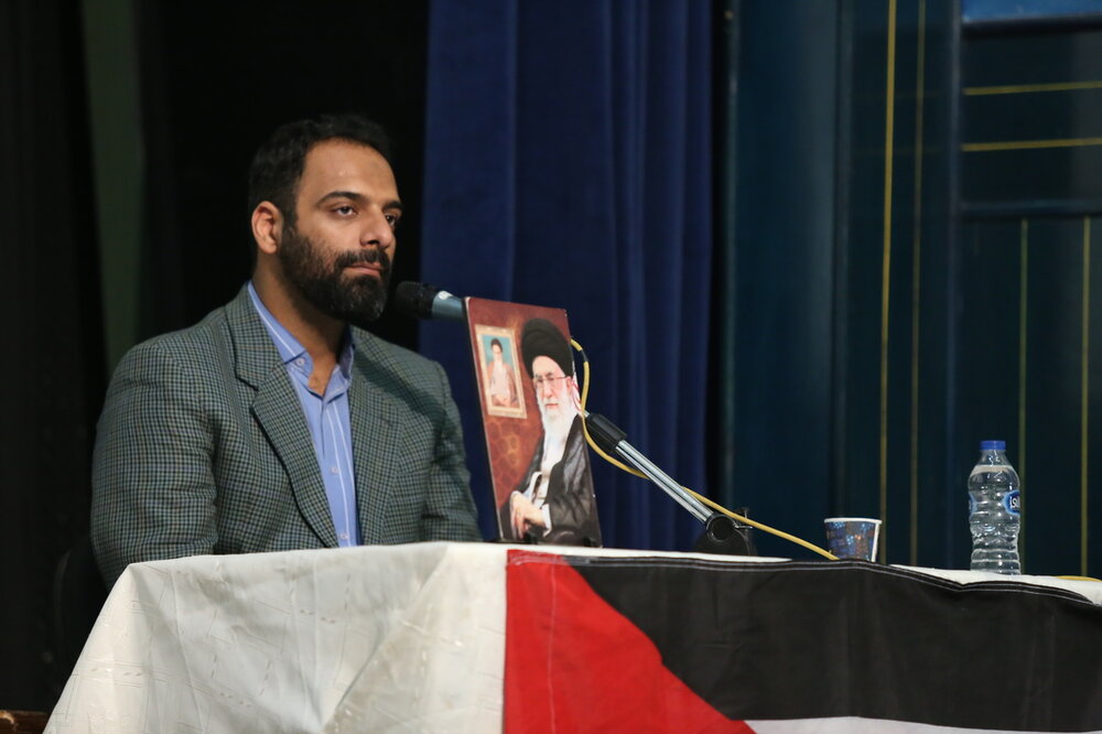 میراثِ مهر و حکمت؛ روایتی از نگاهِ پدری رهبر شهید به شاعران