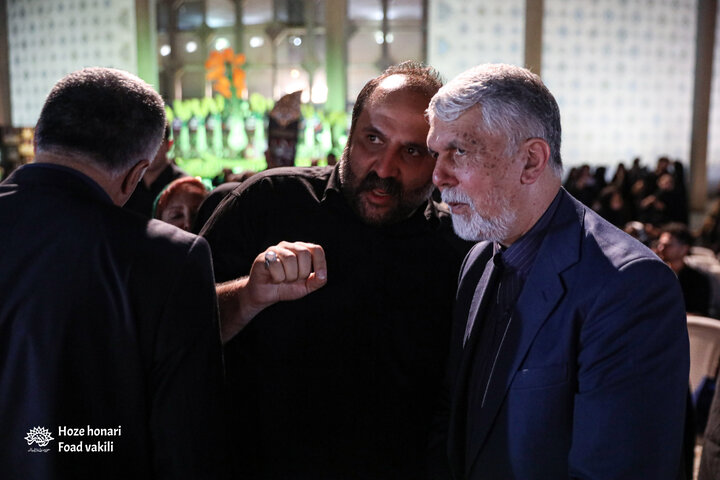 مقابل تئاتر شهر «باید برخواست» به نمایش درآمد