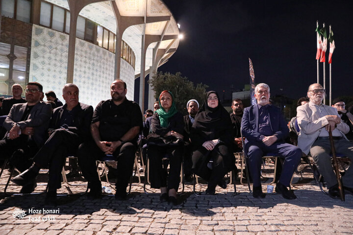 مقابل تئاتر شهر «باید برخواست» به نمایش درآمد