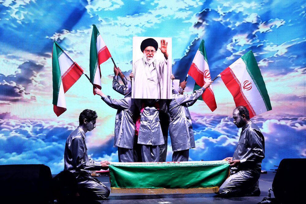 📸نمایش مستند «قائد» در باغ فردوس روی صحنه رفت