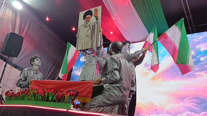 استقبال مخاطبان گلستانی از کاروان نمایشی «بدرقه خورشید»/ روایت هنری از زندگی «آقای شهید ایران»