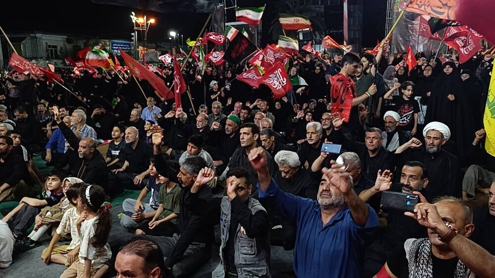 استقبال مخاطبان گلستانی از کاروان نمایشی «بدرقه خورشید»/ روایت هنری از زندگی «آقای شهید ایران»