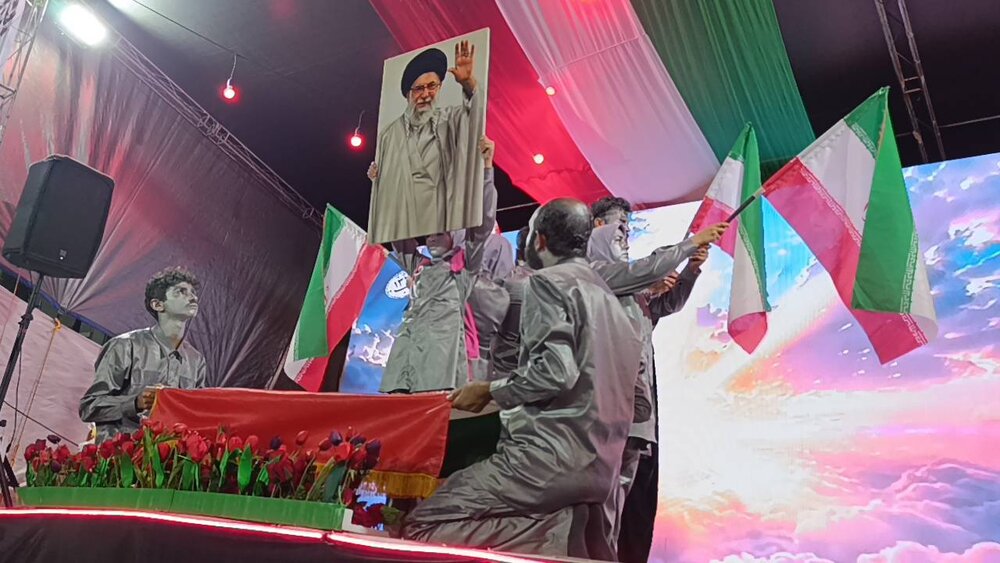 استقبال مخاطبان گلستانی از کاروان نمایشی «بدرقه خورشید»/ روایت هنری از زندگی «آقای شهید ایران»