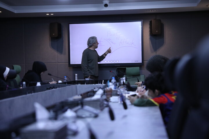 جلسه اول کارگاه نمایش نامه نویسی با تدریس ایوب آقاخانی برگزار شد