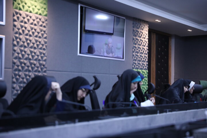 جلسه اول کارگاه نمایش نامه نویسی با تدریس ایوب آقاخانی برگزار شد
