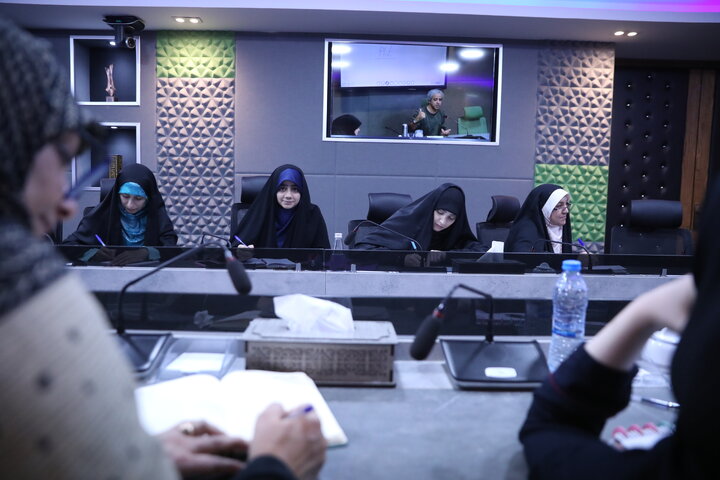 جلسه اول کارگاه نمایش نامه نویسی با تدریس ایوب آقاخانی برگزار شد