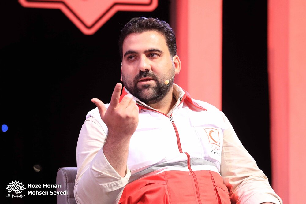 شرفِ سگهای زندهیاب از وطن فروشها بالاتر است