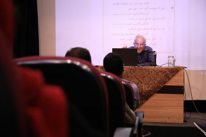 طنزآمیز در سالن اوستا