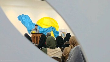 «پنجره‌ای به آفتاب و دریا» رونمایی شد/ روایت شهرهای هرمزگان در یک مجموعه شعر