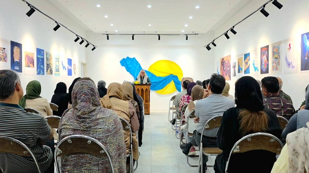 «پنجره‌ای به آفتاب و دریا» رونمایی شد/ روایت شهرهای هرمزگان در یک مجموعه شعر