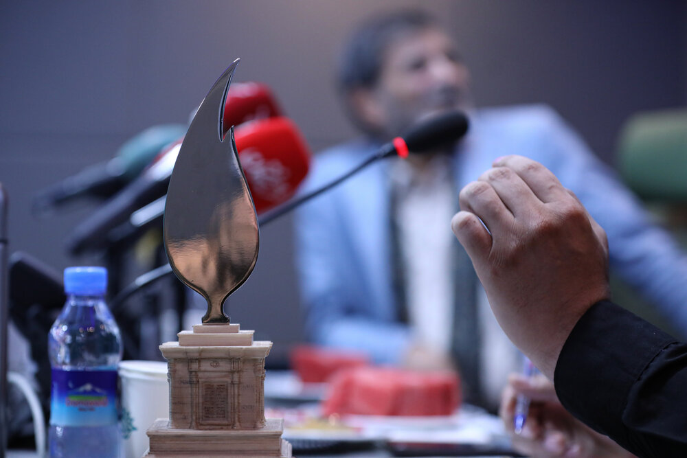 «سرو سیمین پارسیجان» به محمد معتمدی و دو فعال زبان فارسی رسید