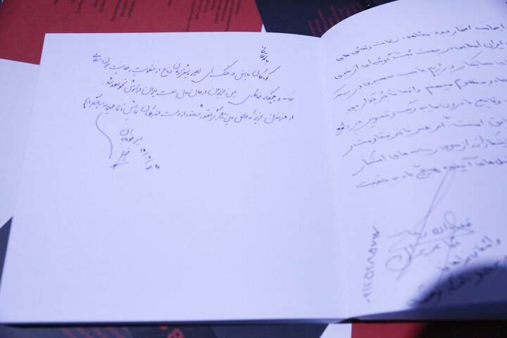 بازدید امیر خوراکیان از نمایشگاه «مدرسه میناب»