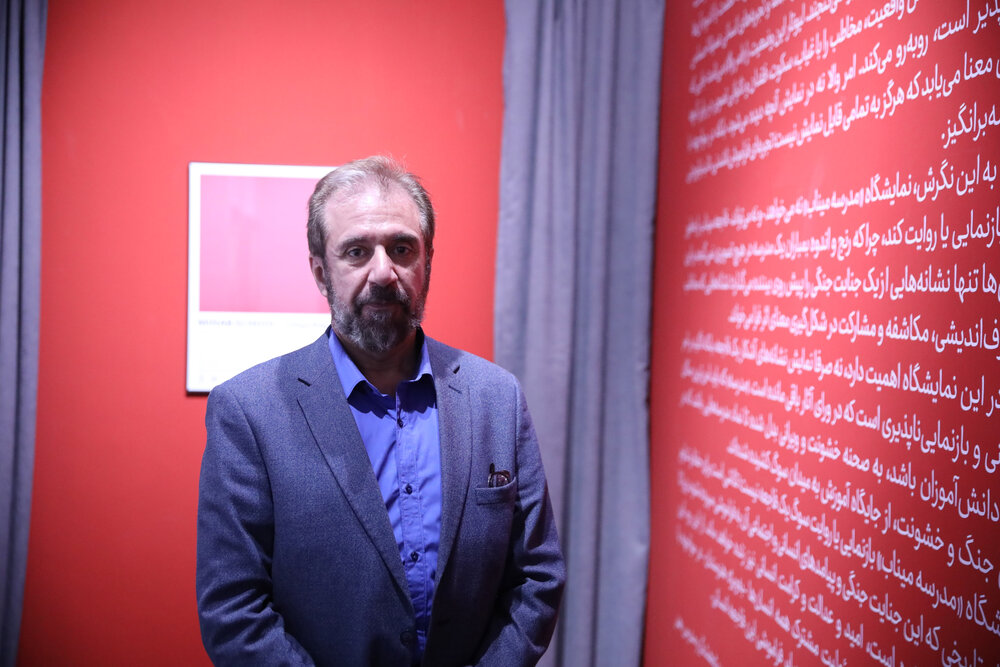 📸بازدید امیر خوراکیان از نمایشگاه «مدرسه میناب»