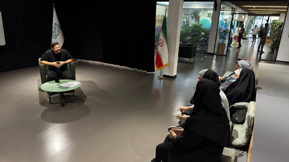 گردهمی هفتگی «طنزخوانه» مهمان کارستان بهارستان شد