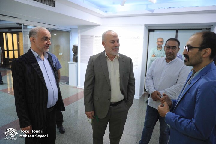 ناصر ابوشریف از نمایشگاه «نقاش سرزمین زخمی» بازدید کرد