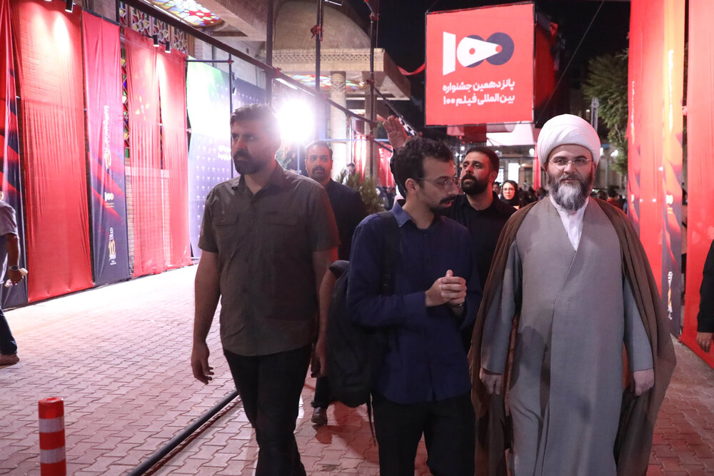بازدید حجت‌الاسلام محمد قمی از جشنواره فیلم ۱۰۰ در حوزه هنری