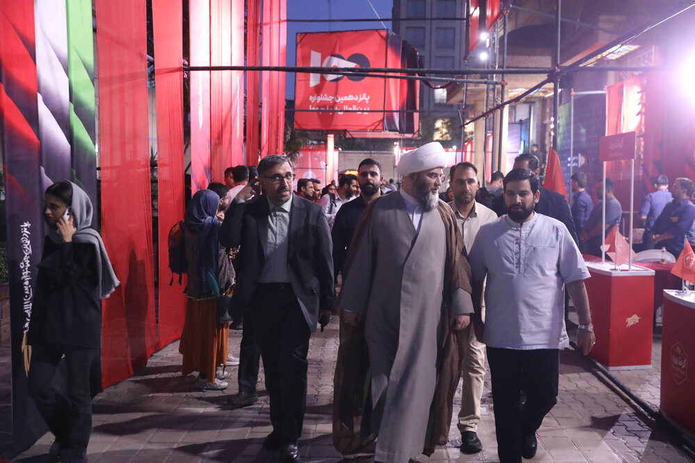 بازدید حجت‌الاسلام محمد قمی از جشنواره فیلم ۱۰۰ در حوزه هنری