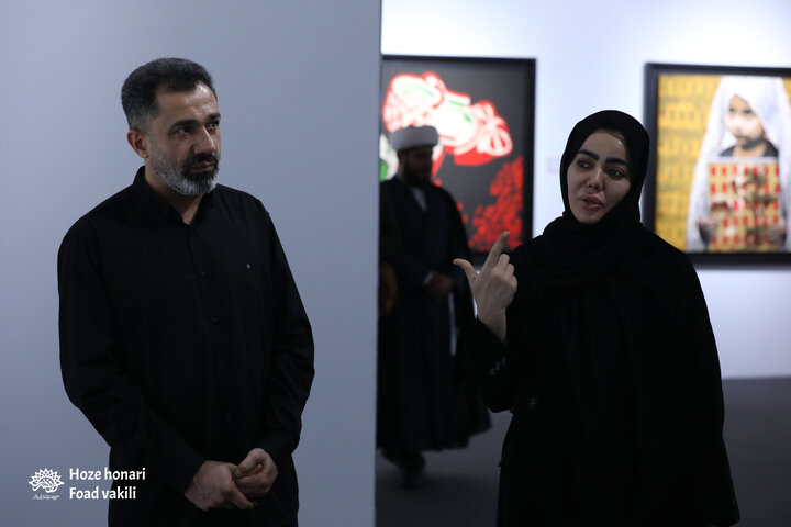 بازدید والدین هلما، یکی از شهدای جنایت آمریکا در لامرد از نمایشگاه «مدرسه میناب»