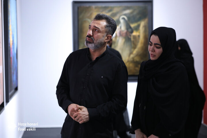 بازدید والدین هلما، یکی از شهدای جنایت آمریکا در لامرد از نمایشگاه «مدرسه میناب»