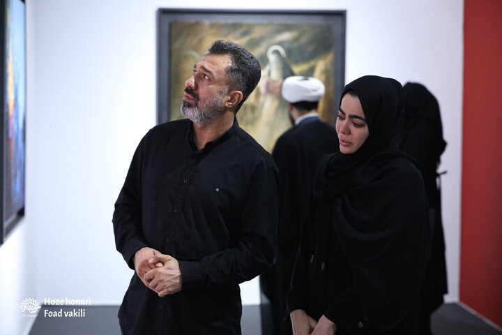 بازدید والدین هلما، یکی از شهدای جنایت آمریکا در لامرد از نمایشگاه «مدرسه میناب»