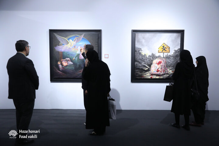 بازدید والدین هلما، یکی از شهدای جنایت آمریکا در لامرد از نمایشگاه «مدرسه میناب»
