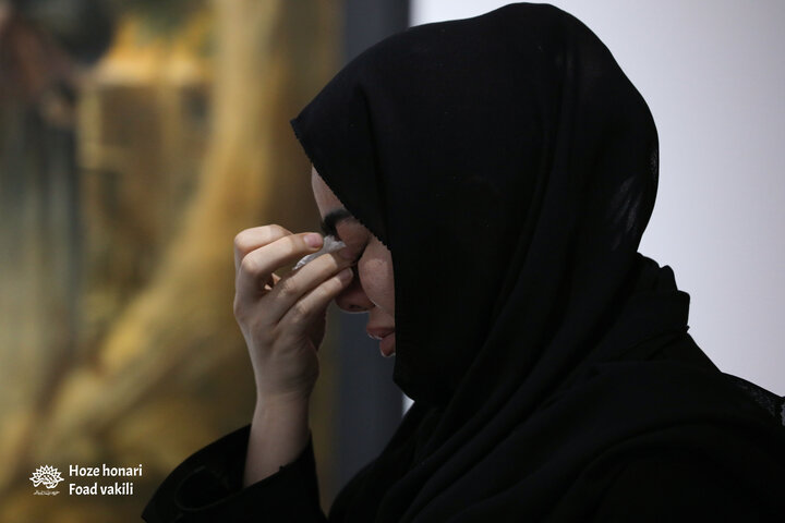 بازدید والدین هلما، یکی از شهدای جنایت آمریکا در لامرد از نمایشگاه «مدرسه میناب»