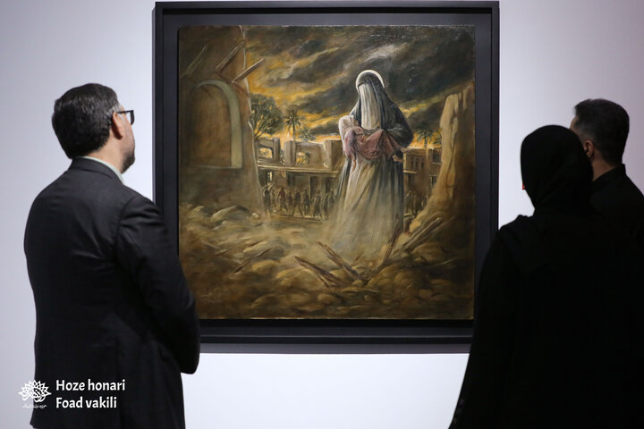 بازدید والدین هلما، یکی از شهدای جنایت آمریکا در لامرد از نمایشگاه «مدرسه میناب»