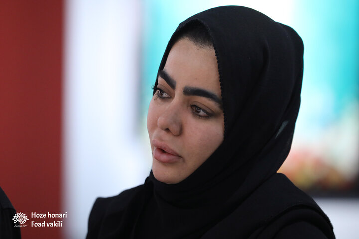 بازدید والدین هلما، یکی از شهدای جنایت آمریکا در لامرد از نمایشگاه «مدرسه میناب»