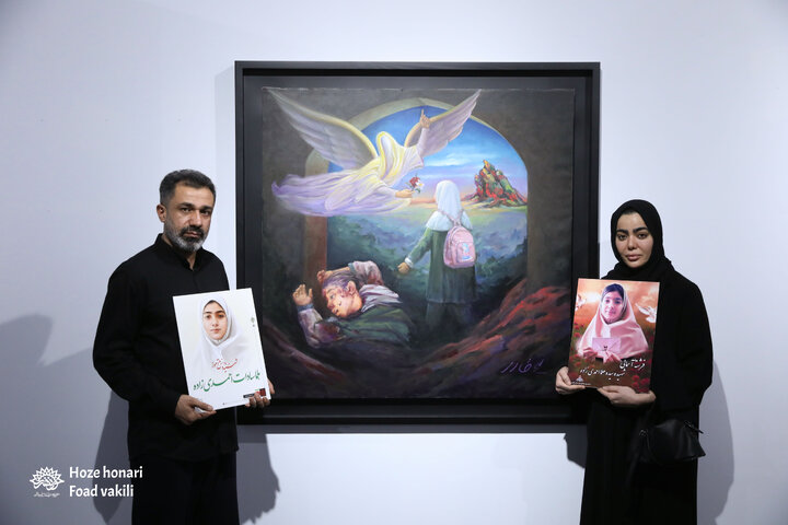 بازدید والدین هلما، یکی از شهدای جنایت آمریکا در لامرد از نمایشگاه «مدرسه میناب»