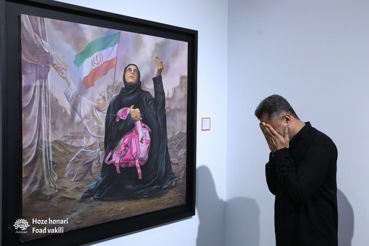 بازدید والدین هلما، یکی از شهدای جنایت آمریکا در لامرد از نمایشگاه «مدرسه میناب»