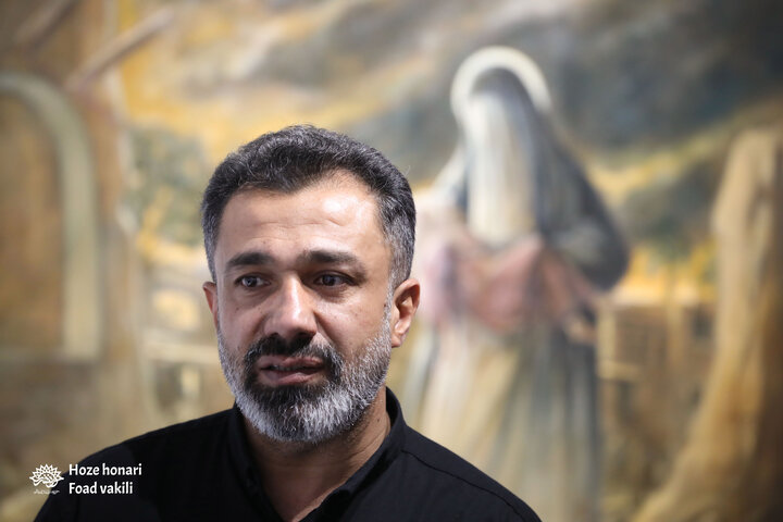 بازدید والدین هلما، یکی از شهدای جنایت آمریکا در لامرد از نمایشگاه «مدرسه میناب»